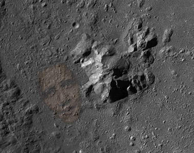 花惹發！？月球上出現復活節島的冏臉