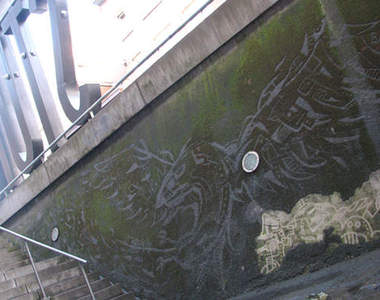 《苔癬塗鴉》牆上的苔癬變身顏料！洗牆也可以這麼藝術！