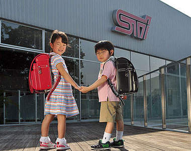 把拔開速霸陸~小朋友就背STi的書包去上學吧!(誤)