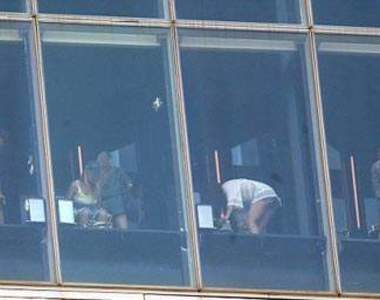 WTF？！紐約飯店的透明廁所...是某種play嗎？