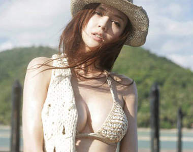 周韋彤不穿褲到處跑!?原來是2月的雜誌新寫真啦