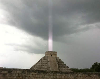 瑪雅金字塔拍到詭異光束?!外星人要回火星了嗎?