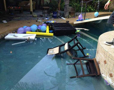 永遠不要讓別人在你房裡開party...