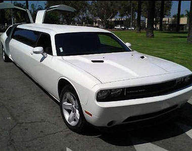 加長型《Dodge Challenger》這回連翅膀都長出來了~(誤)