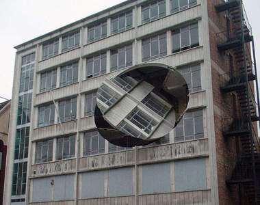 房子被人割了一個洞還轉轉轉?!到底怎麼回事?