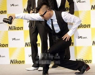 韓團的幽默拍照姿勢... 這樣比較搶鏡嗎?!