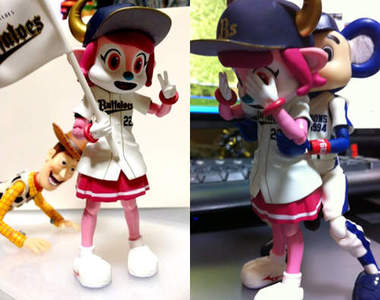 吉祥物界的女神即使變成公仔還是難逃被性騷擾的命運......