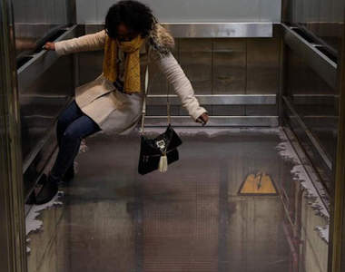 叫你不要在電梯裡跳　你看地板破洞了吧！（誤）