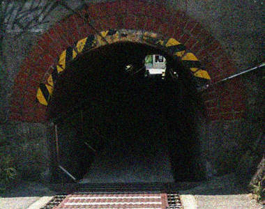 經過這條隧道一定要記得低頭!不然你會......