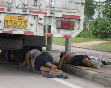 大陸人的《奇特睡姿》~可能...他們真的比較累吧？