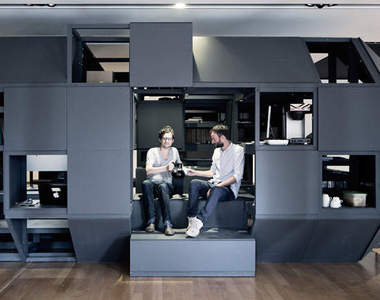 超有設計感的辦公空間~加班時也很方便(遠目)