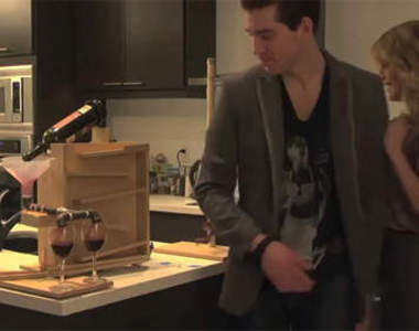 《把妹骨牌》回到家吊個衣服就有美酒音樂跟美女享用~