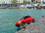 為什麼可愛的Fiat 500開著開著會往海裡去呢?(丟救生圈) 為什麼可愛的Fiat 500開著開著會往海裡去呢?(丟救生圈)