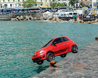 為什麼可愛的Fiat 500開著開著會往海裡去呢？(丟救生圈)