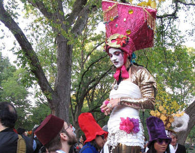 紐約《瘋狂帽商》集會 不曉得強哥有沒有混在其中？