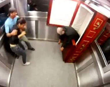 巴西整人電梯  以後在電梯看到鬼要淡定ˊ＿>ˋ