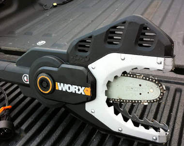 虎口電鋸 除了用來修剪樹枝以外，也是世紀末斬殺殭屍的犀利武器