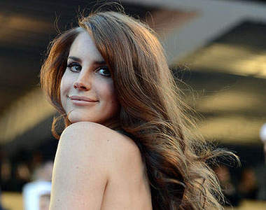 拉娜德芮 歌聲和身材都動人的Jaguar最新豹女郎～♥