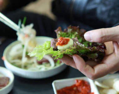 《貝殼生菜包肉碗》吃烤肉再也不怕手髒髒囉～★