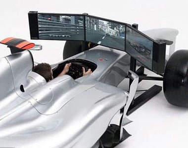 超逼真《F1賽車遊戲機台》就差個RQ幫忙撐傘遞水了~