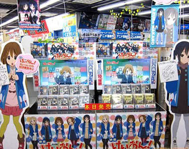《K-ON!輕音部劇場版》BD/DVD發售旋風~整個秋葉原都是滿滿的輕音少女呀!
