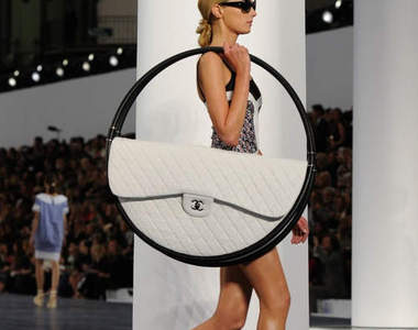 CHANEL新作《呼拉圈包包》可以拿起來搖嗎?