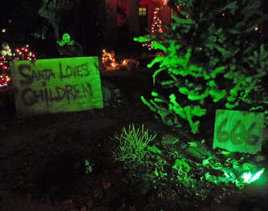 《邪惡聖誕裝飾》小孩子會被嚇哭吧......