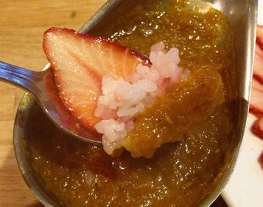 視覺上好衝擊的《草莓咖哩》其實是期間限定的人氣美食！？