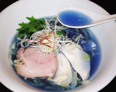 夏日限定的《藍色拉麵》登場囉!會想吃吃看嗎?