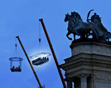 空中的晚餐~相信我,他真的是在半空中!