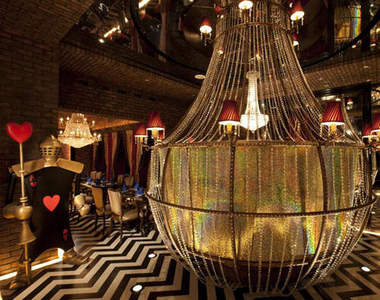 華麗古城風格的《愛麗絲夢遊仙境》主題餐廳