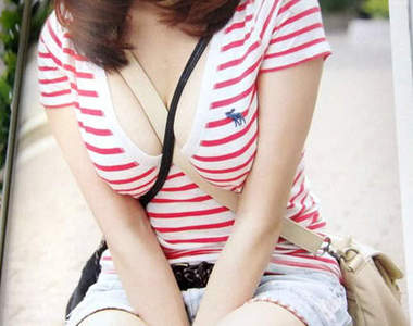 《斜背乳女子》U / U叫人妄想無限大～♥