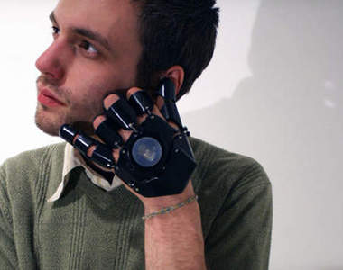 鋼鐵人專用? 超屌的「手戴式」鋼鐵手機《Glove One》帥氣登場!