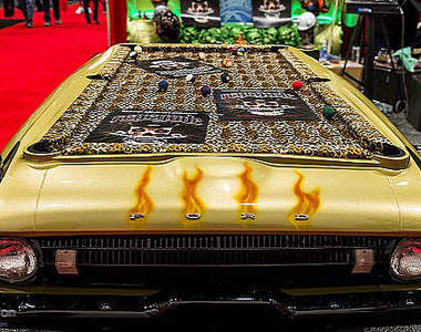 《老爺車變身撞球桌》這樣舉牌妹要坐哪裡呢?