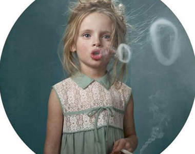 什麼！！這麼小的兒童就開始抽煙...