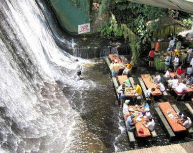 《瀑布餐廳》在瀑布下吃美食◑ω◐