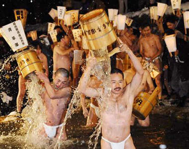 日本三大裸祭之一《蘇民祭》即使下雪也要裸體參加!