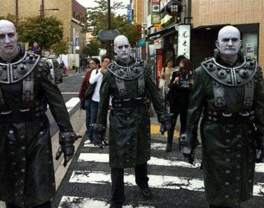 《惡靈古堡:詛咒》暴君三人組現身日本街頭?!