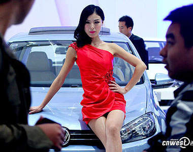 沒長假放...就來看看《西安車展》的美女們吧～
