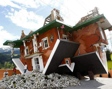 不能住人的《上下顛倒屋》 本來就是遊樂場啦