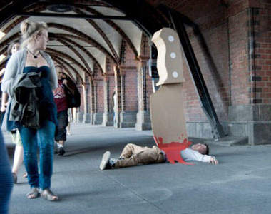 來人啊~用大紙板刀來殺了他吧(大誤)