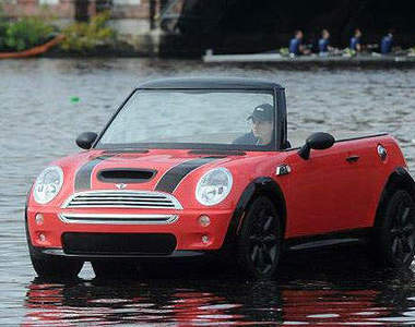 誰把車車給開到河裡?《Mini敞篷船》下了水一樣拉風~
