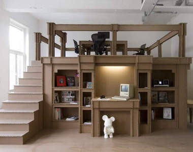 辦公室內請勿衝撞!因為這是紙箱作的!!