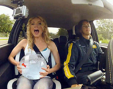 杯底不能養金魚？那就抱著魚缸上賽道飆車吧！(無誤)