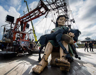 紀念鐵達尼沉沒百年 英國利物浦的巨型木偶展