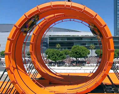 大成功!職業車手挑戰巨人式風火輪迴旋賽道