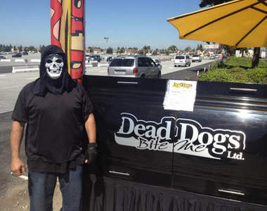 靈車熱狗 上面寫著死狗你還敢吃嘛！？