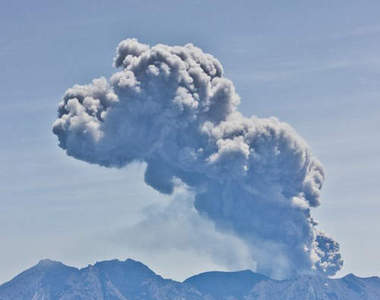 櫻島火山噴發的秘密 上升的火山灰雲之中竟然出現...