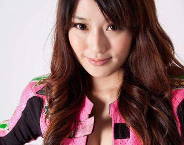 李睿紜 馳騁在賽道上的深V女騎士