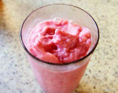 消暑暢快《草莓冰沙》~在家動手做做看( ̄y▽ ̄)╭